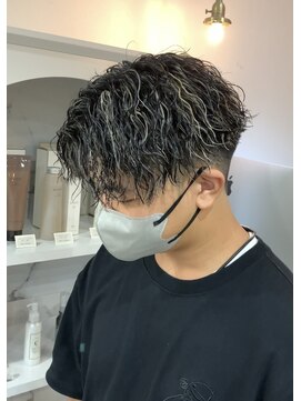 リヴ オオサカ(LIV OSAKA) ツイスパ　メッシュ　ツイストスパイラルパーマ　センターパート