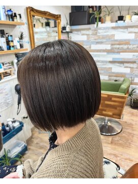 ハウオリ ヘアーワークス(Hauoli hair works) まっすぐミニボブ×チャコールグレーカラー