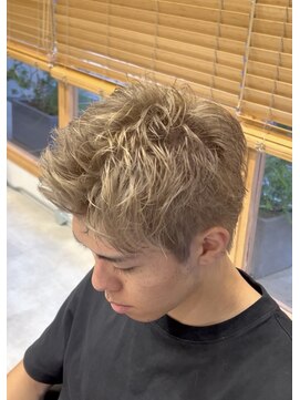 エッジ(EDGE) メンズ大分ハイトーンブリーチカラーミルクティベージュショート