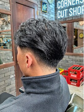 フォーコーナーズカットショップスリーセント 栄(FourCornersCutShop 3/cent) 【テーパーフェード×ラフカール】