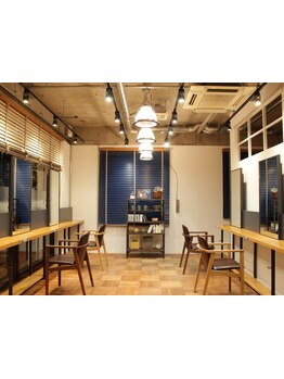 ４席のみの書店×cafe風サロン『novel』.経験豊富なスタイリストの親身なカウンセリングで理想を叶えます！