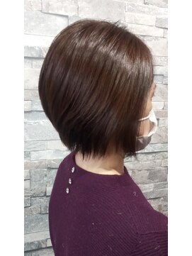 大人女性の長めシャープな前下がりボブ