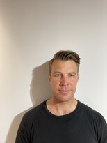 リバレッジ 広尾(Leverage)&nbsp;大人外国人スキンフェードカット七三分けスタイル:尾上雄輝