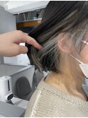 ホワイトベージュインナーカラー ぱつっとボブ