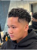 1520黒髪束間アップバングツーブロック刈り上げバーバーフェード