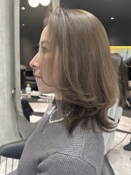 シティ(CITY) オリーブベージュカラー×ミディアムレイヤーカット【CHICA】