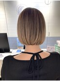 くすみベージュバレイヤージュアゴラインボブストレート仕上げ