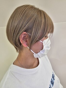 アッシュ 二俣川南口店(Ash) ◆10代20代/ショート/フルブリーチ/ミルクティベージュ