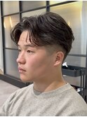 刈り上げメンズセンターパートフェザーショートニュアンスパーマ