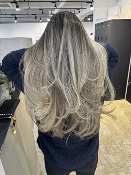 メリー オオサカ(Merly Osaka) ロングが似合うバレイヤージュカラー！_contrast ash beige_