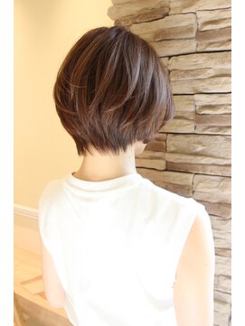レウナ 外苑前(Reuna) 【30代40代50代】カットで決まるショートボブ　ボリューム