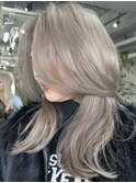 レイヤーボブハイライトブリーチレイヤーハイトーングレージュ