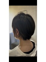 アキコ(AKIko)&nbsp;耳掛けショートで横顔美人