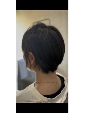 アキコ(AKIko) 耳掛けショートで横顔美人