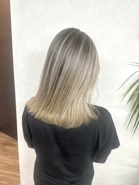 アムドット(Amu.) バレイヤージュケアブリーチダブルカラーレイヤーカットくびれ