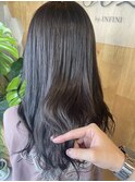 暗髪でも映えるグレージュ