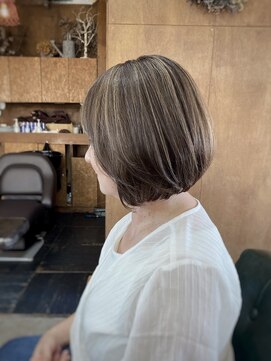 コモレビ(komorebi) 【山本智文】脱白髪染めハイライトレイヤーボブ