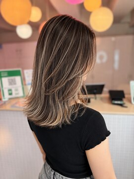 オラ ボーテ(Aura Beaute) 外ハネ くびれレイヤー バレイヤージュ ハイライトカラー