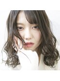 光に透けるベージュにほつれウェーブで愛されヘアを　ツヤ髪