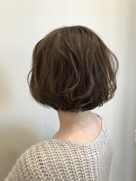 ワイスラッシュジングウ(Y / JINGU) 丸みショートボブ