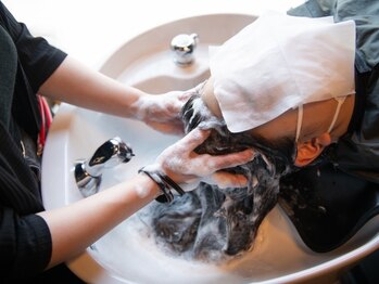 アートヘアー ライズ(ART HAIR RISE)の写真/リピーター多数★極上ヘッドスパで思わず眠ってしまう心地よさ。忙しい日常を忘れる贅沢な癒し体験♪
