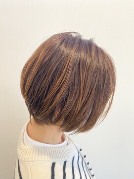 グロウアップバイトゥエンティーフォー 稲葉(glow up by24) 丸みシルエットの大人ショートボブ