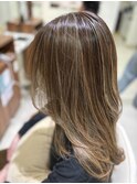 光を纏う極細ハイライト。透明感と立体感溢れる極上ロング