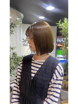 ヘアーアンドメイク ビス(HAIR&MAKE bis) ぱっつんボブ/オリーブベージュ【山崎ほのか】