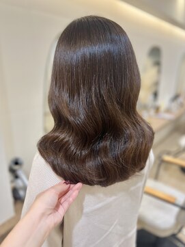 シー(she.) ベージュ　くすみベージュ　透明感カラー