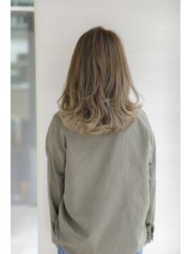 ルルディ バイ アフロディーテ銀座(luludi by APHRODITE) ミディアム/デザインカラー/シルキーベージュ/斜めバング/銀座