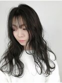 透け感のあるルーズなウェーブの脱力系ロング