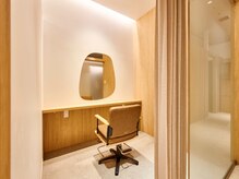 ヘアメディカルサロン 大阪梅田の雰囲気（リラックスできる完全個室で周りを気にせず過ごせます。）