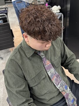 イーラ(era) 茶髪スペインカールスパイラルパーマ波巻きパーマ平巻き