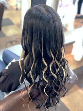 トゥエンティーフォー(24) 最新エクステで金髪メッシュ