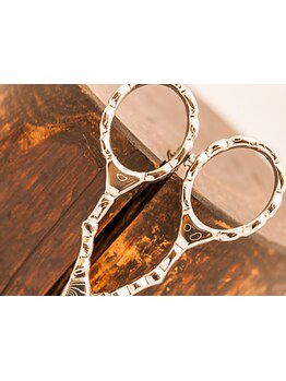 髪質・骨格に合わせたカットで、伸びてもキレイなシルエットが続く。あなたの魅力を最大限引き出します。