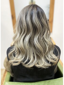 リーラ(Lila) ホワイトベージュ×バレイヤージュ