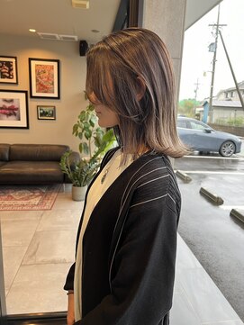 メゾン アヴァロ(Maison Avallo) ハイライトカラーの顔周りフェザーレイヤー