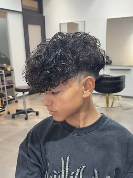 ファミリア 新宿(familiar) スペインカール スキンフェード