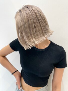 トルネード(TORNADO) 外国人風切りっぱなしハイトーンミニボブ  プラチナベージュT819