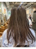 筋感のある細めハイライト外国人風オフィスで浮かないハイライト