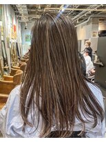 筋感のある細めハイライト外国人風オフィスで浮かないハイライト