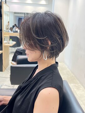 イヴォークトーキョーオーサカ(EVOKE TOKYO osaka) チークバング 大人女性ショート 内巻きのみ グレージュカラー