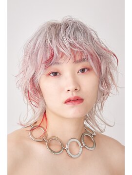 オブヘアーギンザ(Of HAIR GINZA) ホワイトブリーチ×赤髪メッシュ☆ウルフカット