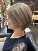 グレーベージュ/ひし形前下がりショートボブ/くびれヘアショート
