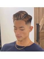 フィットネス　フィジークマッチョ筋トレ髪型　茶髪