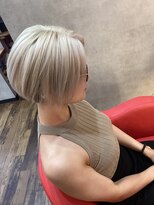 ロータス(LOTUS)&nbsp;ホワイトブリーチ×ツーブロックハンサムショート