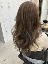 テラス トヨタ(Telasu Toyota)&nbsp;ハイライトとグレージュカラーのロングヘア