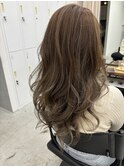 ハイライトとグレージュカラーのロングヘア