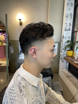 メリケンバーバーショップ フクオカ(MERICAN BARBERSHOP FUK) メンズカットカーリーテーパースキンフェード