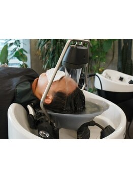 《頭浸浴導入サロン》話題の頭浸浴で頭皮と髪の極上体験を。[エイジングケア／ヘッドスパ／頭浸浴/肥後橋]